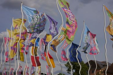 Helga Arnold: Fahnenmasten im Wind